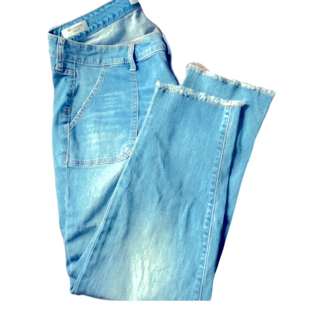 TORRID DISTRESSED BOYFRIEND CROP JEANS  14 🔥 USED SUPER CUTE PLUS . WOMENS